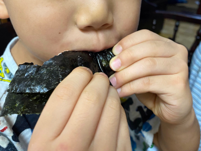 おにぎりを食べる男の子