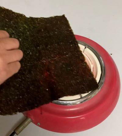 海苔を炙っているところ