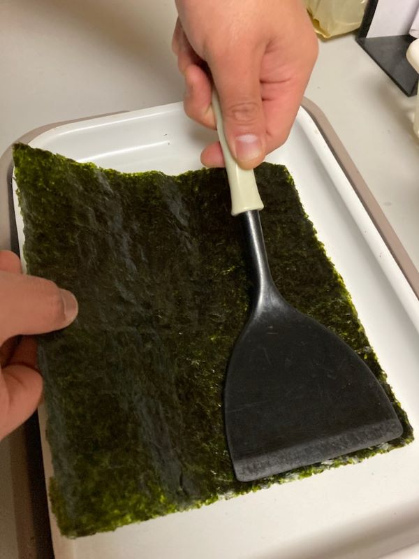 海苔を焼いている