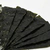 海苔は食感が命です。<br>歯で噛んだ瞬間のパリッとした食感から、じわじわと口いっぱいに広がる旨味、そして初摘みならではの口どけの良さ。<br><br>東海苔店では、海苔の味と食感に特にこだわっています。