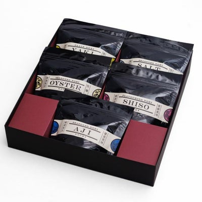 それぞれの味の違いはこちらをご参照ください。<br><a href="https://www.higashi-noriten.co.jp/c/itemlist/ajinori">味付け海苔<br>紫蘇風味味付け海苔<br>牡蠣味味付け海苔<br>姫ひじき塩味付け海苔</a><br><a href="https://www.higashi-noriten.co.jp/c/itemlist/yakinori/HN005">焼き海苔</a>